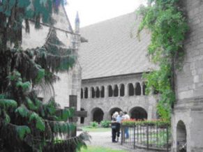 trandafirul de la Catedrala Hildesheim din Germania.