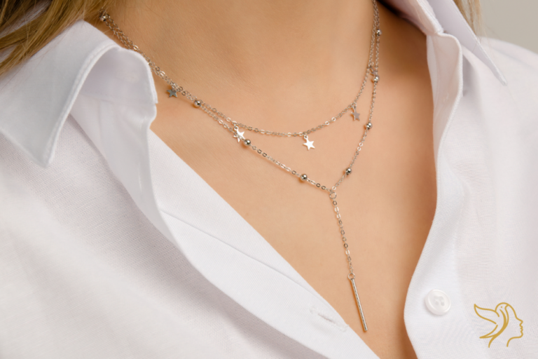 persoana imbracata inntr o camasa alba cu un lantisor dublu din artgint la gat moreas