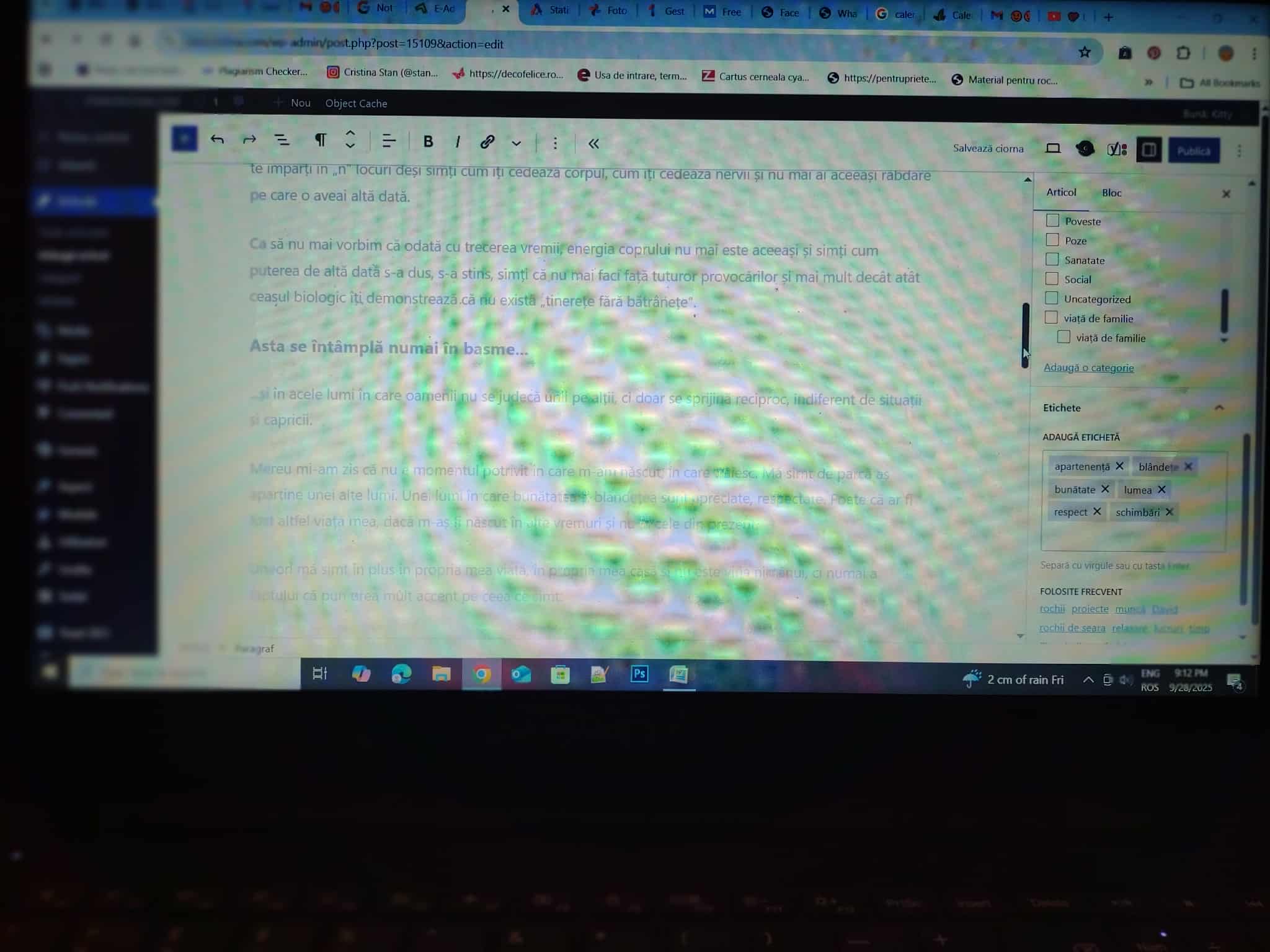 simt că lumea în care trăiesc nu mi aparține